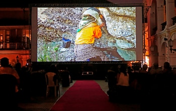 Decenas de personas asisten a