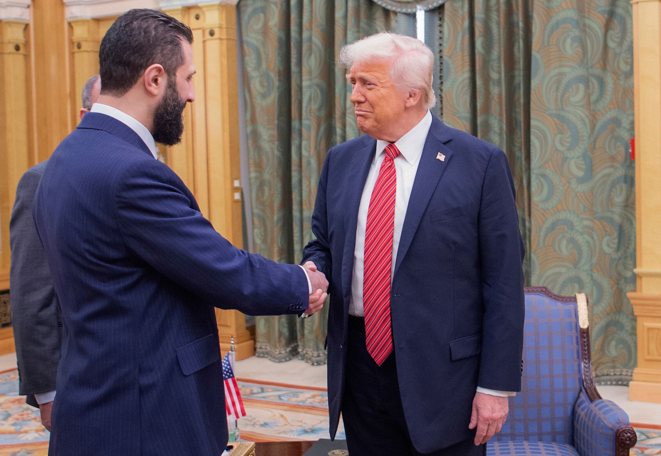 El presidente Donald Trump, a la derecha, estrecha la mano del presidente interino de Siria, Ahmad al-Sharaa, en Riad, Arabia Saudí, el 14 de mayo de 2025. (Bandar Aljaloud/Palacio Real de Arabia Saudí vía AP)