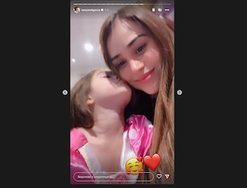 Yanet García celebrando con sus