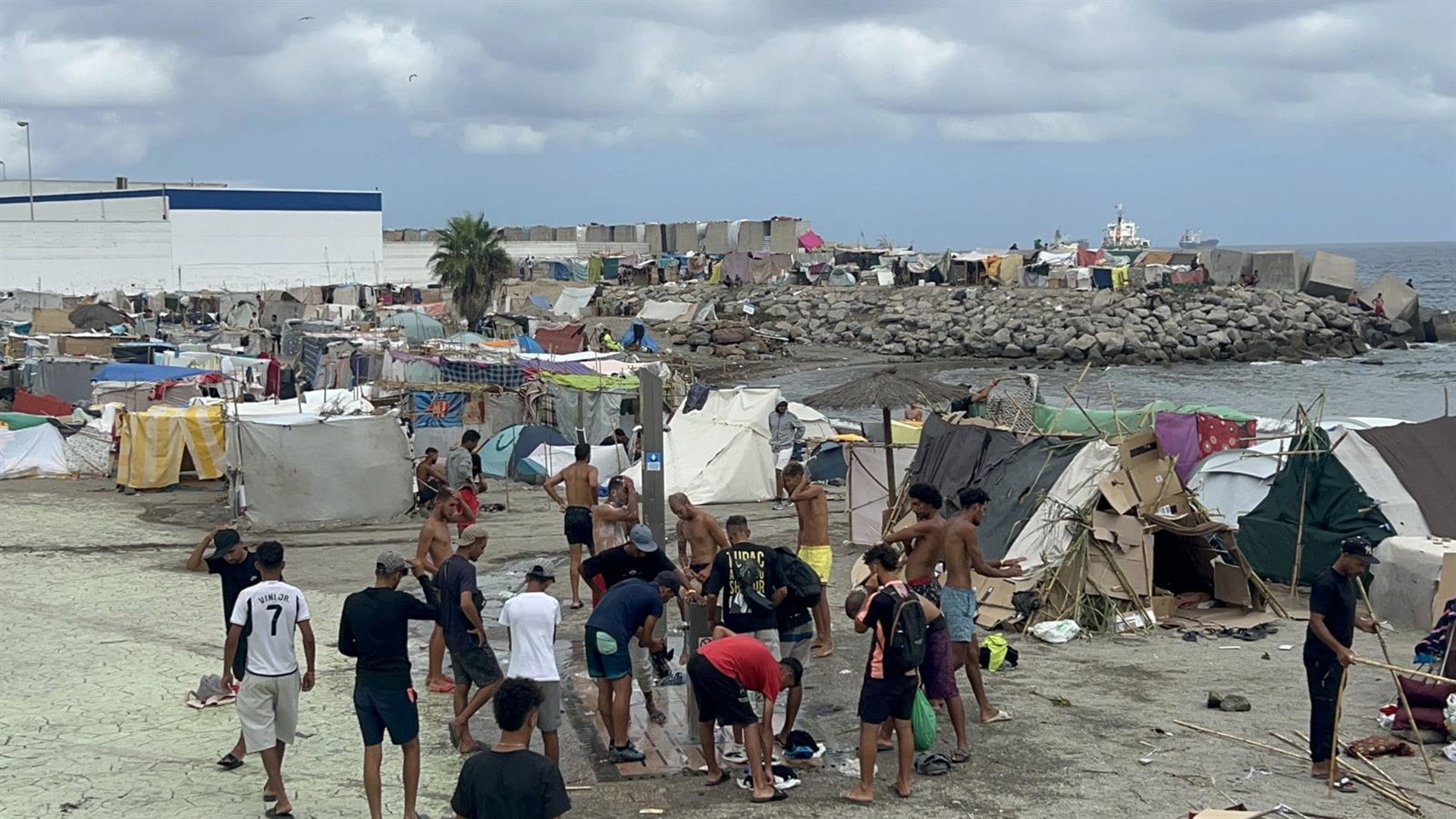 12/09/2026 Migrantes en un nuevo asentamiento, en la playa de Benítez, a 12 de septiembre de 2026, en Ceuta (España). Unos cien migrantes han levantado chabolas improvisadas en la playa de Benítez, junto a la planta desaladora que la separa del Trampolín. De momento son cerca de un centenar, aunque siguen construyendo más.
POLITICA
Gabriela Sardá Núñez - Europa Press