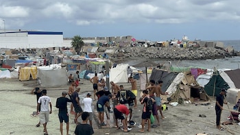 12/09/2026 Migrantes en un nuevo asentamiento, en la playa de Benítez, a 12 de septiembre de 2026, en Ceuta (España). Unos cien migrantes han levantado chabolas improvisadas en la playa de Benítez, junto a la planta desaladora que la separa del Trampolín. De momento son cerca de un centenar, aunque siguen construyendo más.
POLITICA
Gabriela Sardá Núñez - Europa Press