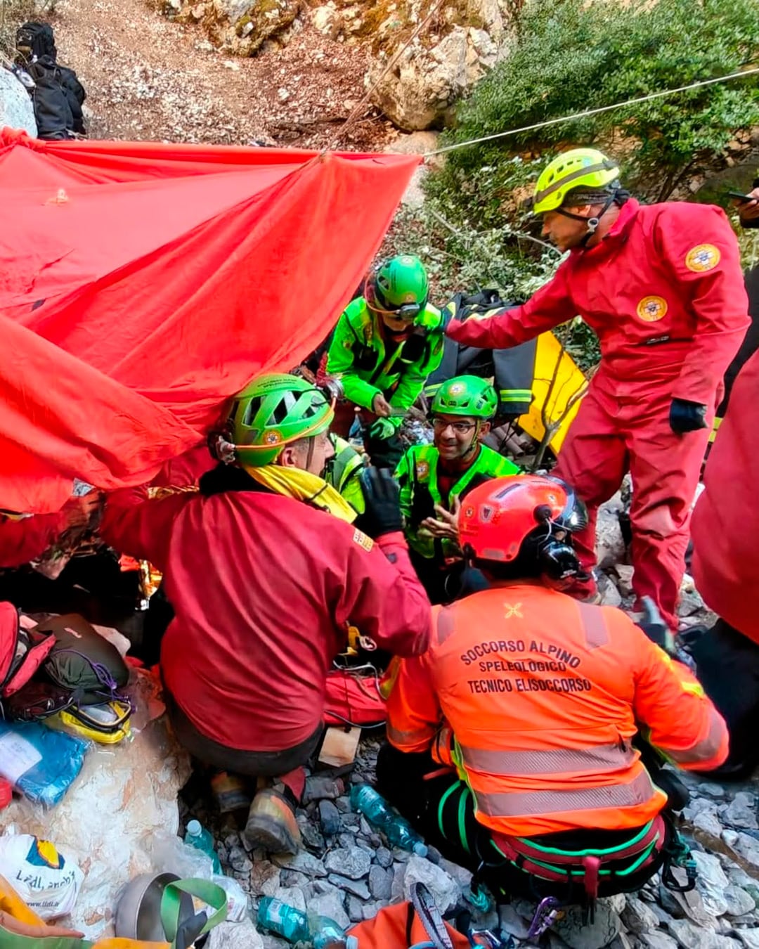 Más de 100 rescatistas del Cuerpo Nacional de Rescate Alpino y Espeleológico de Italia participaron en el operativo en Urzulei (Corpo Nazionale Soccorso Alpino e Speleologico - CNSAS/Facebook)