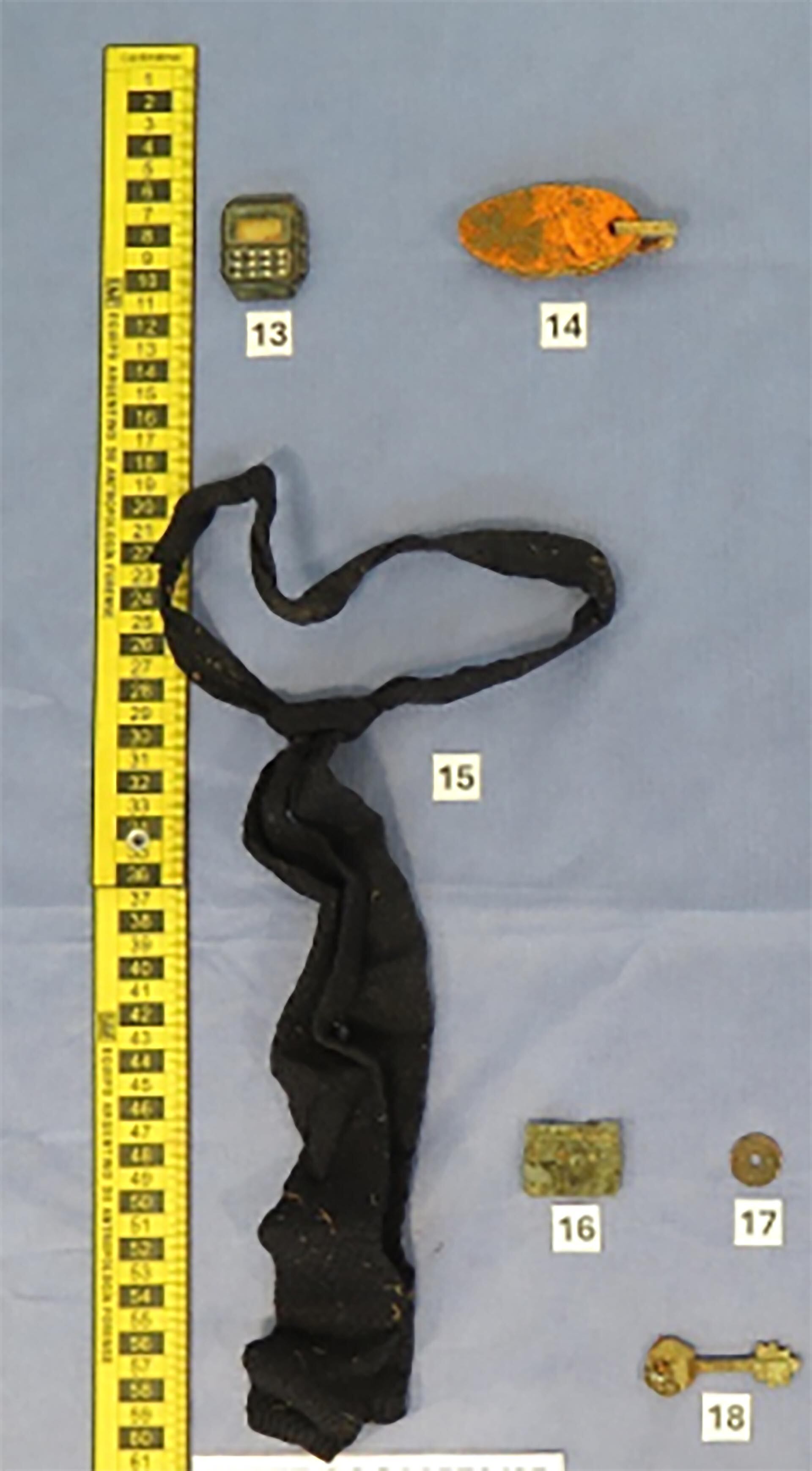 los objetos encontrados en la fosa donde fue encontrado Diego.