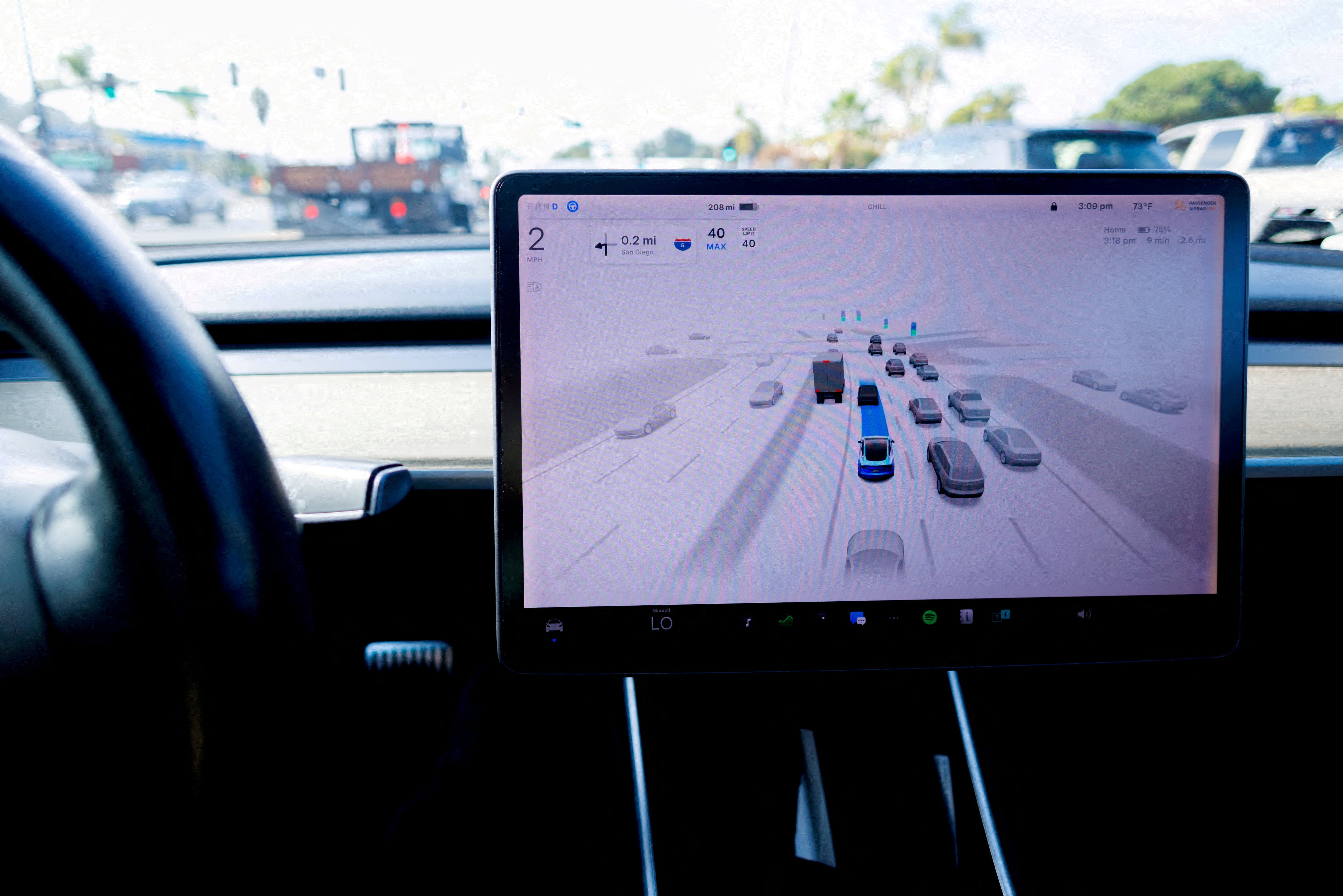 Tina McKinnor impulsa en California un proyecto de ley para que las aseguradoras usen datos de manejo y telemática al fijar primas de seguros de autos (REUTERS/Mike Blake/File Photo)