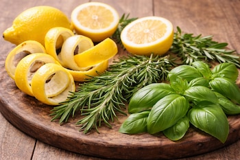 Hervir cáscaras de limón, romero