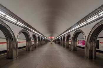 La estación Akademicheskaya del metro de San Petersburgo (Florstain Wikimedia Commons)
