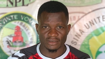 Se desplomó en un partido, afirmaron que “volvió a la vida” y se desató un escándalo: el confuso episodio detrás de la muerte de un futbolista nigeriano de 32 años
