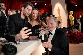 David Bradley posa para una selfie con fans en los Oscar el domingo 12 de marzo de 2023 en el Teatro Dolby en Los Angeles. (Foto AP/John Locher)