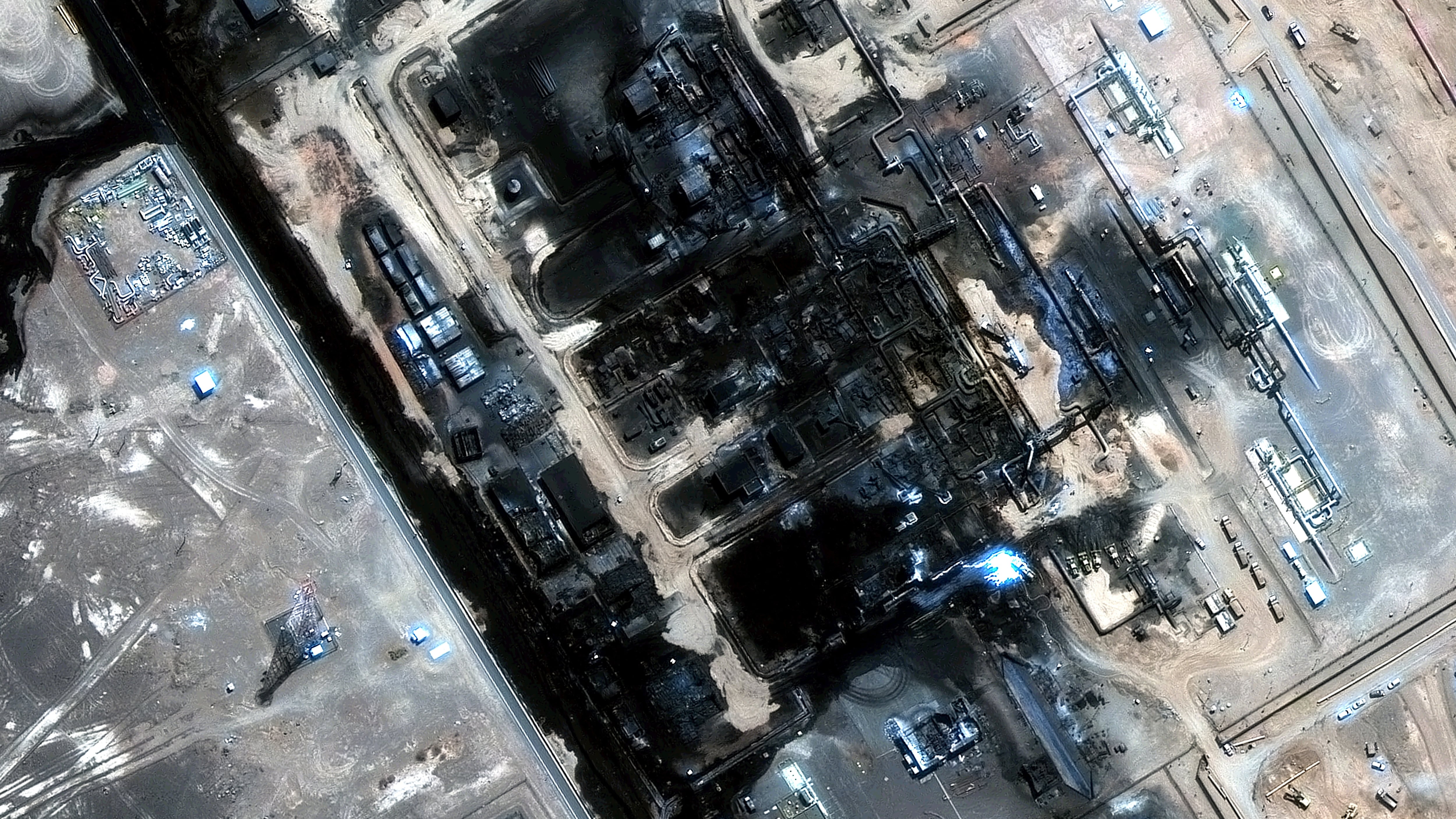 Imagen satelital muestra los daños tras un ataque con drones contra el oleoducto Este-Oeste de Arabia Saudí, el 13 de septiembre de 2026. (Imagen satelital ©2026 Vantor vía AP, Archivo)