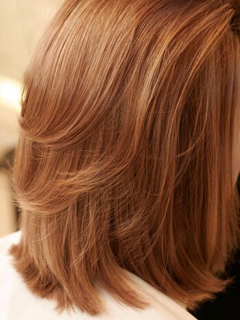 Los cortes en capas, como el bob texturizado o el shag moderno, son opciones efectivas para crear la ilusión de un cabello más voluminoso (@roccodonnaprofessional)