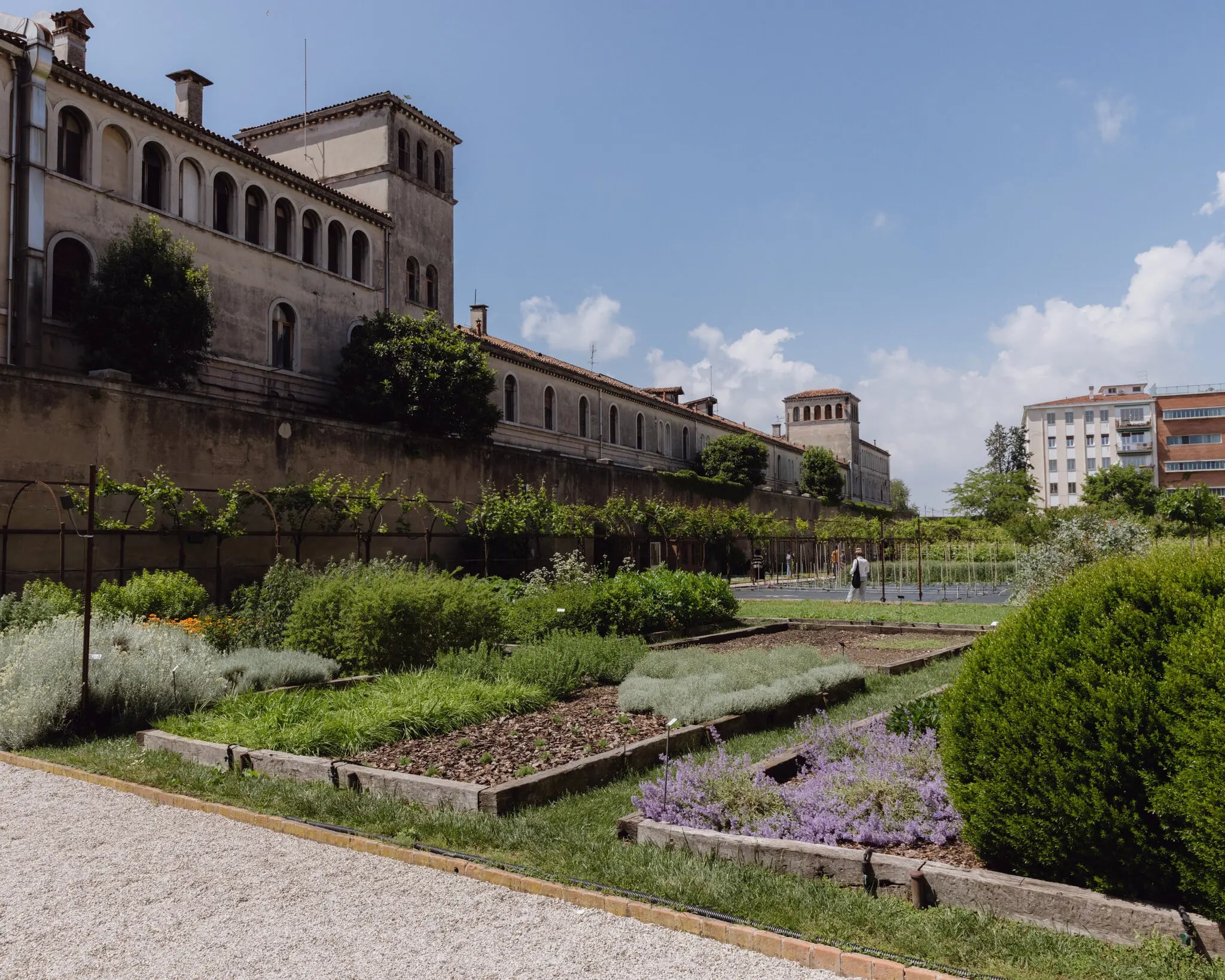 Los visitantes deben acudir a ambos recintos, Giardini y Arsenale, para poder votar en los premios de la Bienal de Venecia