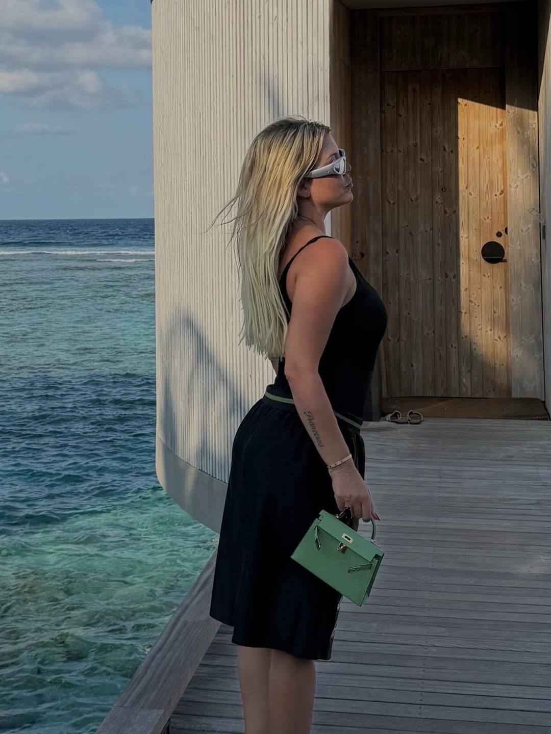 El conjunto color negro, cartera Hermès de color verde y anteojos de sol plateados fueron los elegidos por la conductora