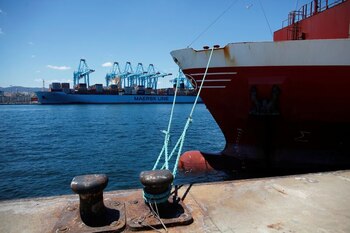 Contenedores en un megabuque de