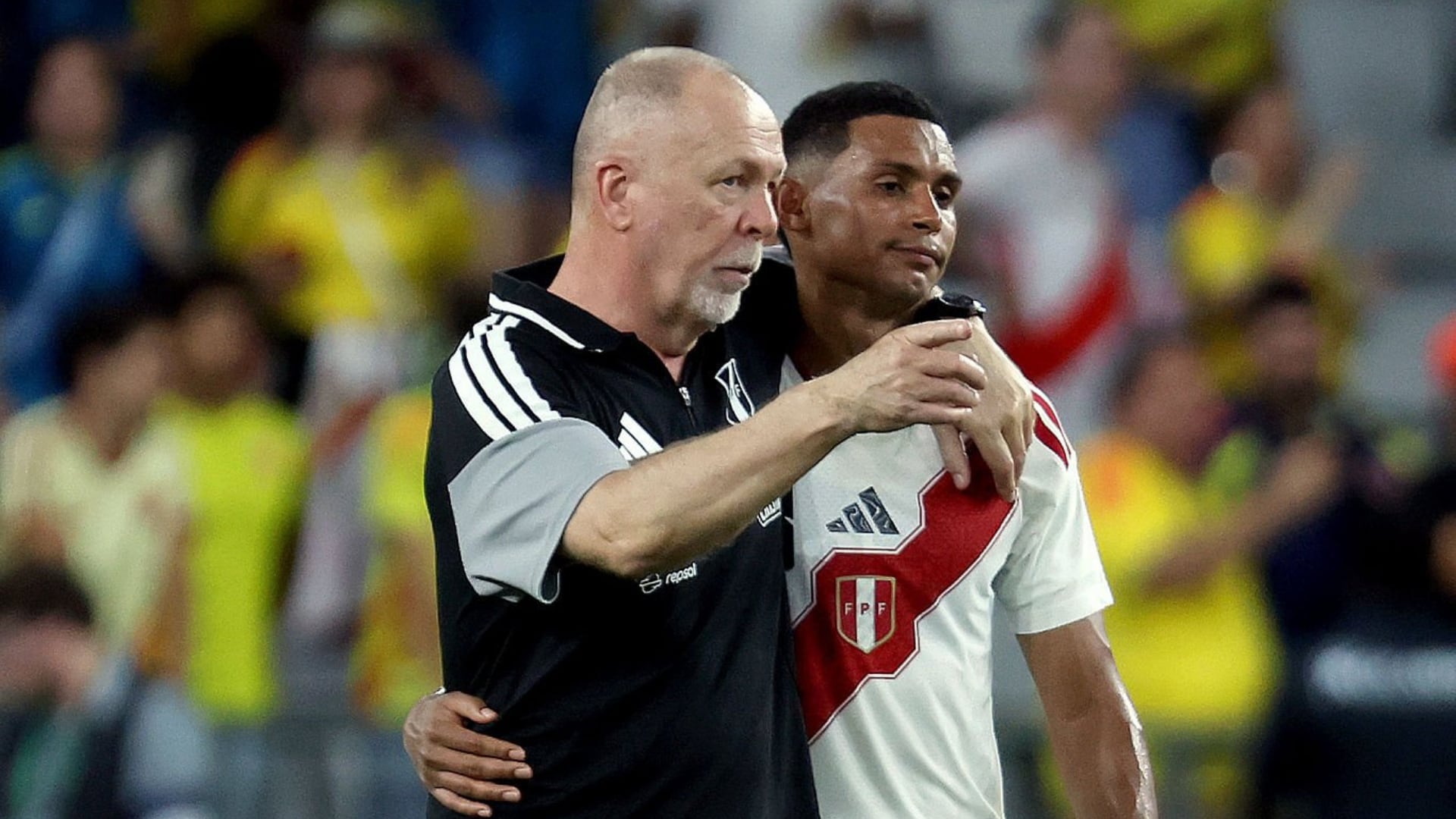 Mano Menezes charlando con Marcos López luego de la derrota ante Colombia en Miami. Crédito: Agencias