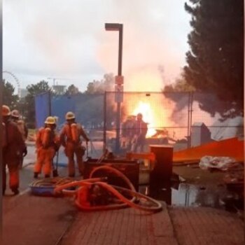 Los socorristas tratando de apagar