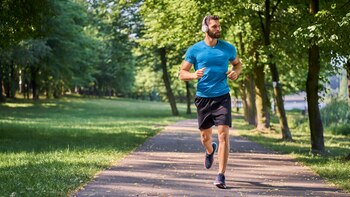 Un hombre corre por el