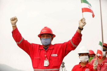 FOTO DE ARCHIVO- Un trabajador de la estatal petrolera PDVSA sostiene una bandera de Irán durante la llegada del buque petrolero iraní "Fortune" a la refinería El Palito en Puerto Cabello, Venezuela Mayo 25, 2020. Palacio de Miraflores/Handout vía REUTERS /Foto de archivo