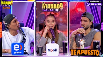 Tres personas sentadas frente a micrófonos de estudio en tres recuadros independientes con logotipos publicitarios