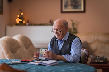 Un jubilado contando billetes de
