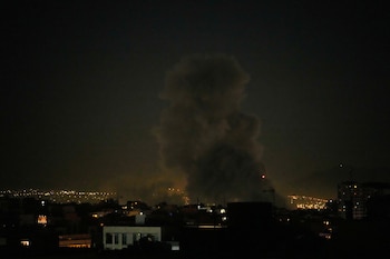 Una columna de humo sale