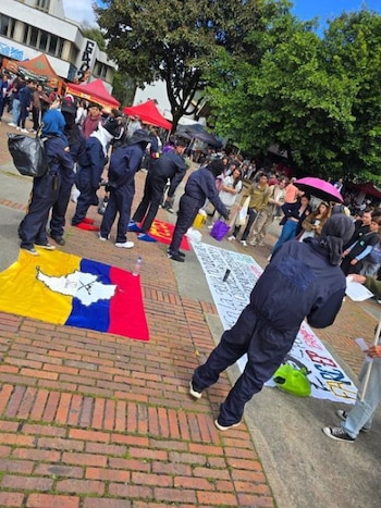 Los encapuchados utilizaron panfletos y pintadas para anunciar su pertenencia a grupos armados ilegales dentro del campus universitario - créidto Concejal Juan Quintero