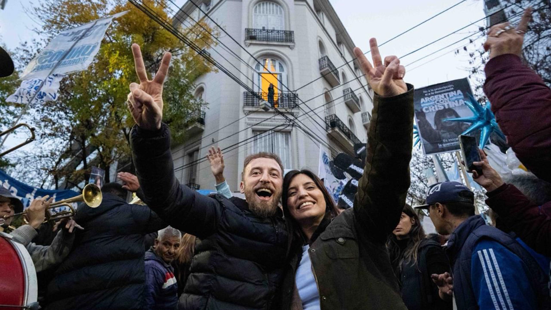 Daniela Vilar y Federico Otermín en San José 1111. En el balcón, Cristina Kirchner