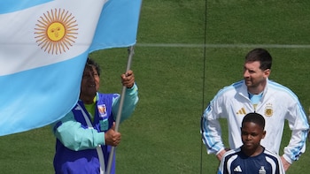 El conmovedor momento del himno antes de Argentina-España: de la interpretación de María Becerra a la pasión de los jugadores