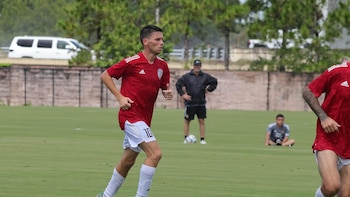 Un futbolista argentino fue detenido por ICE en el aeropuerto de Miami cuando viajaba a jugar un partido