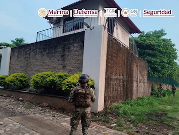 El operativo incluye cinco cateos en municipios estratégicos, con el aseguramiento de armas, vehículos y equipo táctico