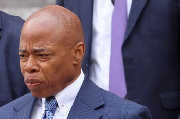 Eric Adams, primer alcalde en ejercicio de Nueva York acusado de soborno. (REUTERS/Caitlin Ochs)