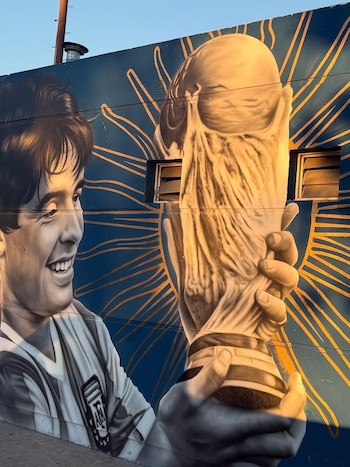 mural de Maradona en el estadio del Deportivo Chascomús