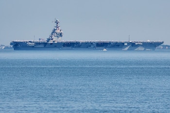 ARCHIVO – El portaaviones USS Gerald R. Ford sale de la Estación Naval Station de Norfolk, el 23 de junio de 2025, en Norfolk, Virginia. (AP Foto/John Clark, Archivo)