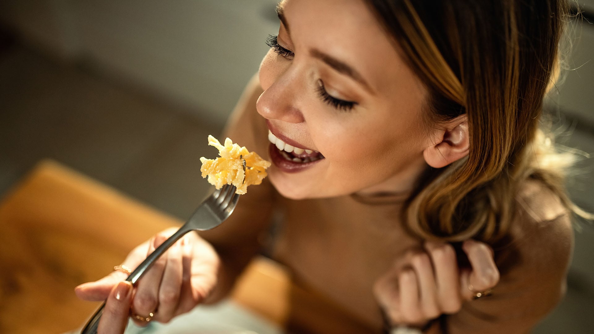 La utilización de agua o salmuera de las conservas puede aprovecharse en sopas, guisos o salsas, siempre y cuando se verifique previamente el sabor y la concentración de sal del líquido. (Freepik)