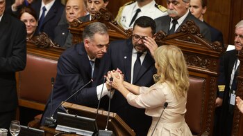 Yamandú Orsi desfila en un