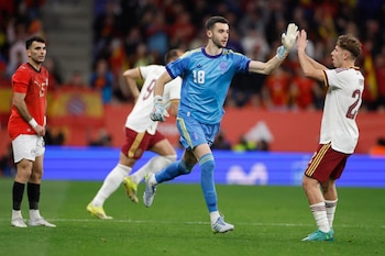 Joan García entra al campo entre aplausos y silbidos