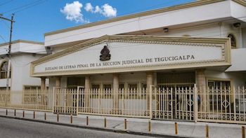 El implicado fue capturado tras emplear distintas identidades para evadir procesos penales y se enfrenta a varios cargos en la nación solicitante, aunque sus defensores pueden interponer recursos legales en los próximos días. Foto cortesía Poder Judicial de Honduras (con mejora de calidad a través de IA).