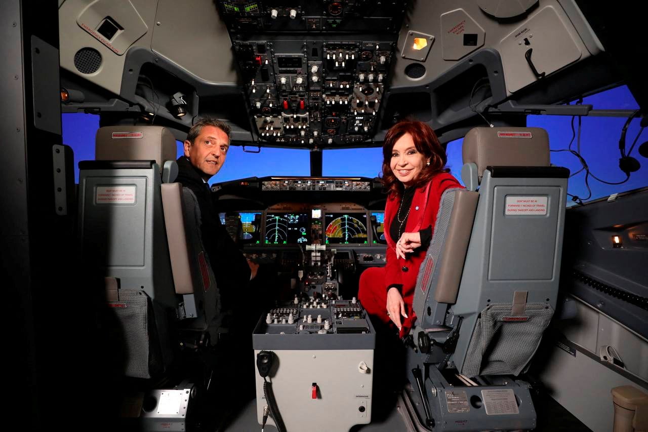 Cristina Kirchner y Sergio Massa en un avión de Aerolíneas, en 2023, a los 15 años de la expropiación ocurrida en 2008