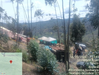 Organismos de socorro mantienen labores ininterrumpidas de rescate, brindando alimentación a los mineros atrapados mientras buscan una extracción segura - crédito Bomberos