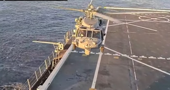 El helicóptero con la tripulación de Artemis II luego del amerizaje del 10 de abril