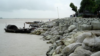 Al menos 23 muertos tras caer un autobús al río Padma en Bangladesh