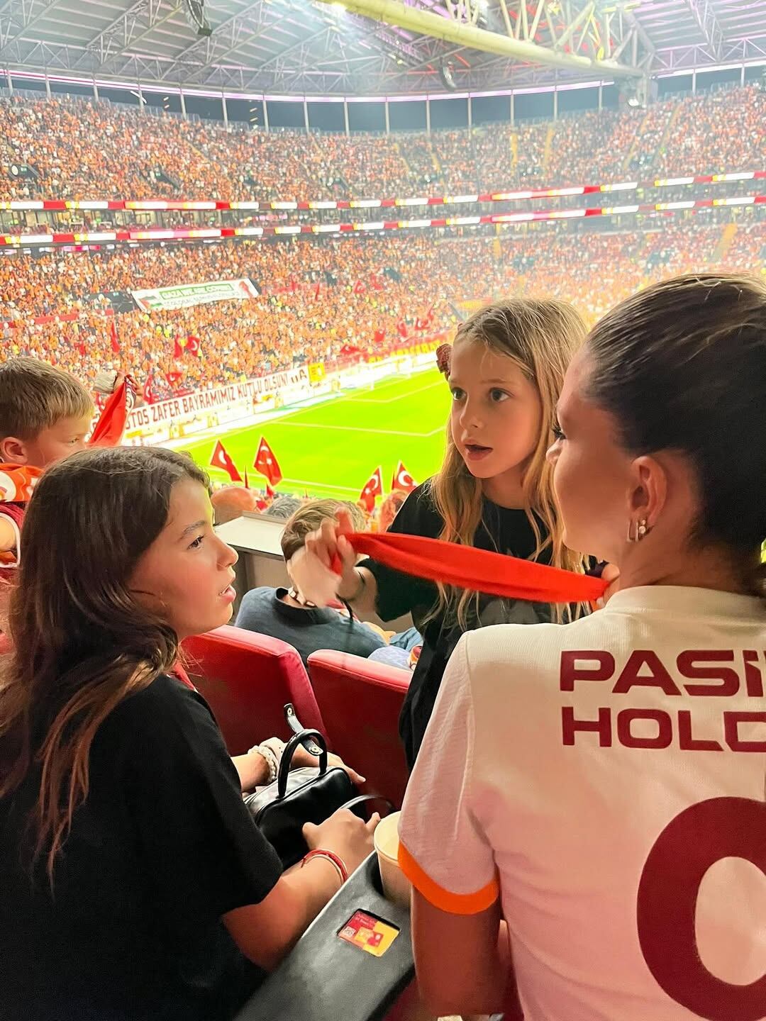 Eugenia junto a sus tres hijos antes de que comience el partido (Foto: Instagram)