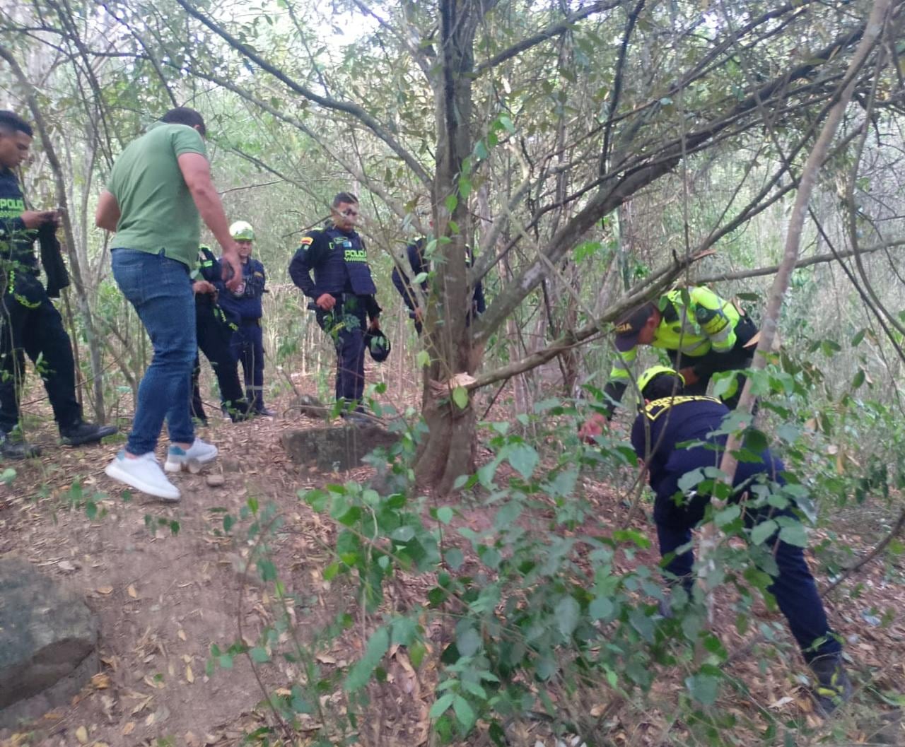 Un cuerpo que correspondería al de Yuliza Toloza fue hallado en una vía entre Apulo y Anapoima, Cundinamarca - crédito Bomberos de Cundinamarca / Suministrado a Infobae Colombia