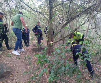 Uniformados se desplazaron hasta el lugar en el que fue abandonado el cuerpo de la víctima - crédito Bomberos de Cundinamarca / Suministrado a Infobae Colombia