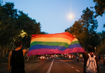 Activistas LGBT+ sostienen una bandera