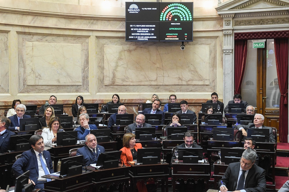 Reforma política: tras un guiño en el recinto los senadores aliados forzarán un debate separado de Ficha Limpia Reforma política: tras un guiño en el recinto los senadores aliados forzarán un debate separado de Ficha Limpia