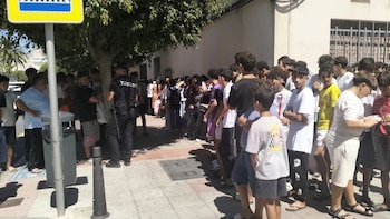 Más de 200 menores migrantes no acompañados se aglomeran a las puertas de la Comisaría de Ceuta para ser registrados