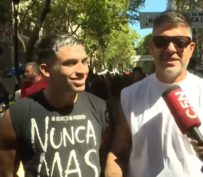 Rocco Canataro, cantante de la banda Roze, marchó junto a su padre para reivindicar la memoria de su abuelo desaparecido durante la dictadura