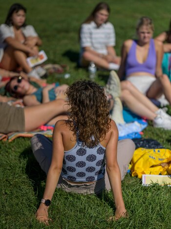 Estudiantes de secundaria se tumban
