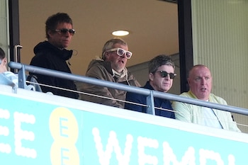 Liam y Noel Gallagher (izquierda y segundo de derecha a izquierda) presencian la semifinal de la Copa de la FA entre el Manchester City y el Southampton, el sábado 25 de abril de 2026 (Mike Egerton/PA via AP)