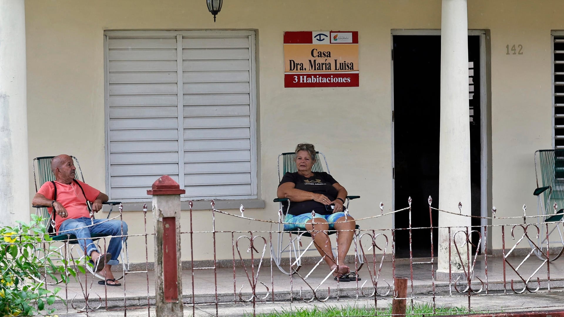 El 80% de sus habitantes depende del turismo, pero los negocios llevan meses sin ingresos. Un exjefe de cocina reconvertido en agricultor y un operador de aventuras sin clientes ilustran el desplome del sector (Foto EFE/ Ernesto Mastrascusa)